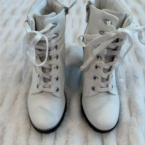 BCBGeneration's 'Paxin' ankle booties bright white Size 9/40 - Picture 2 of 7